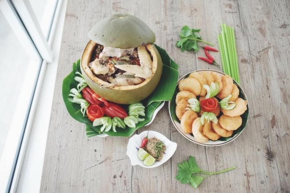 Đặc sản lạ miệng, thịt gà thấm vị tinh dầu bưởi, mềm ngọt và thơm dịu nhẹ nhàng.